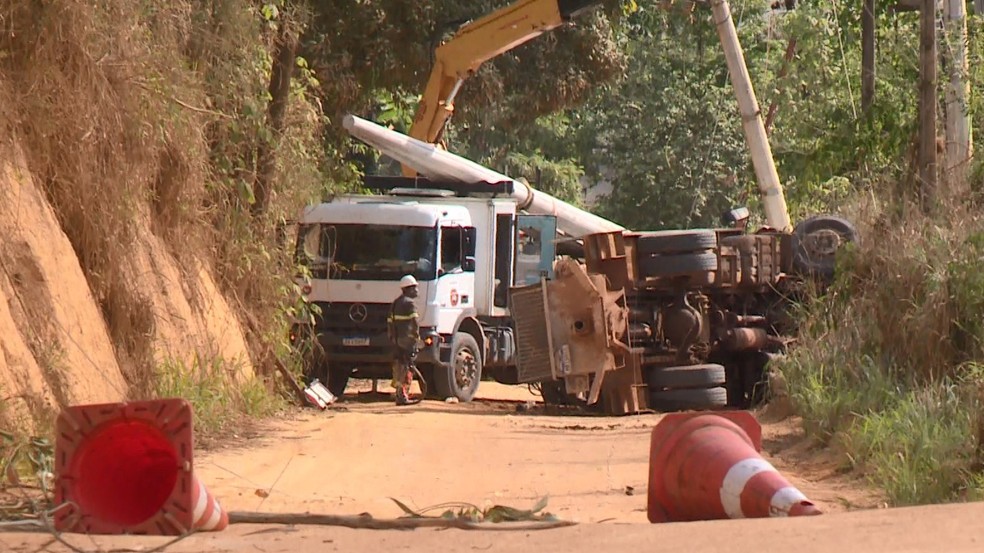 Estrada no interior de Sooretama, no Norte do Espírito Santo, ficou interditada nesta terça-feira (8) — Foto: Reprodução/TV Gazeta