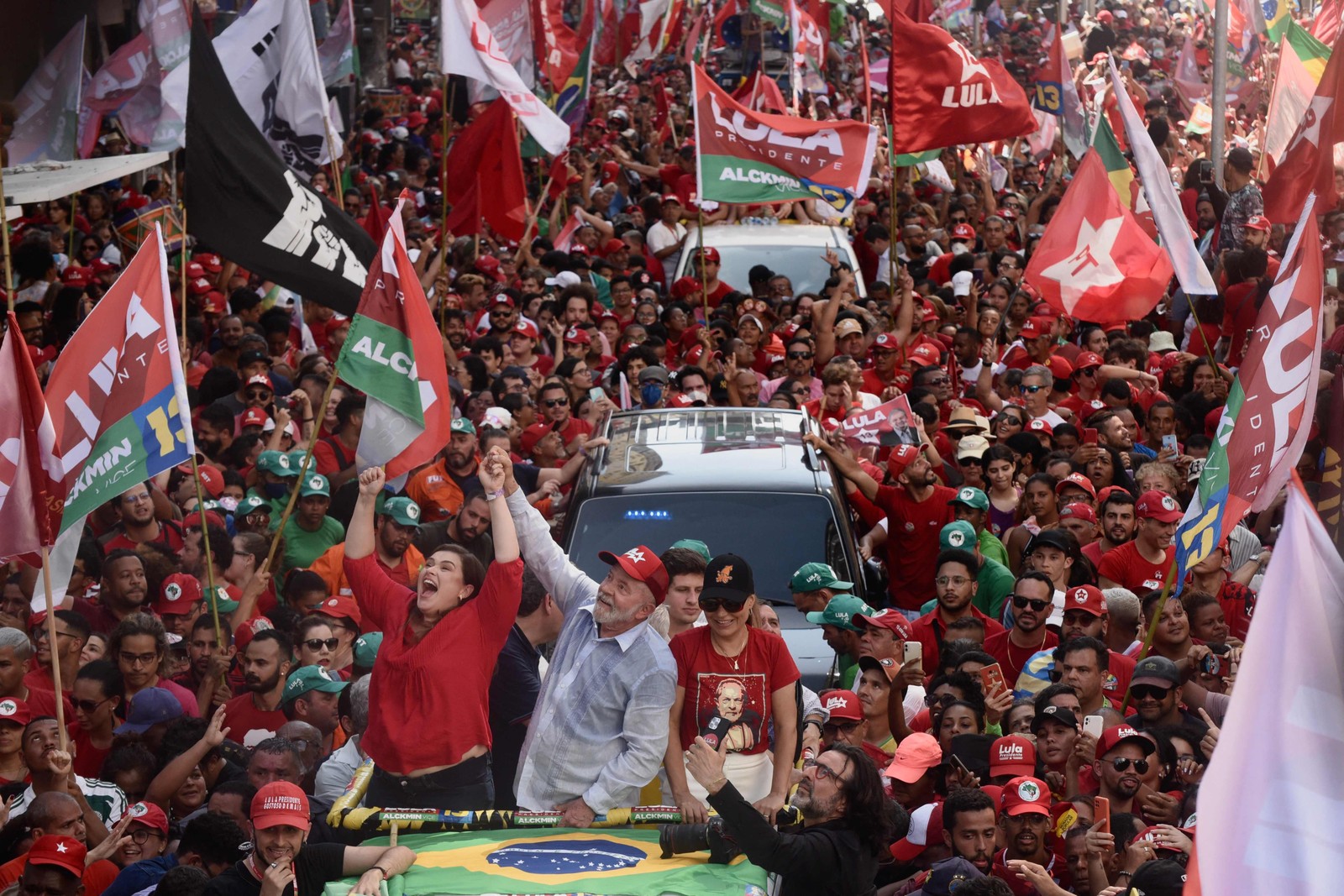 Lula participa de carreata em Recife e atrai multidão um dia após ato de campanha de Bolsonaro na cidade — Foto: Maira Erlich / AFP