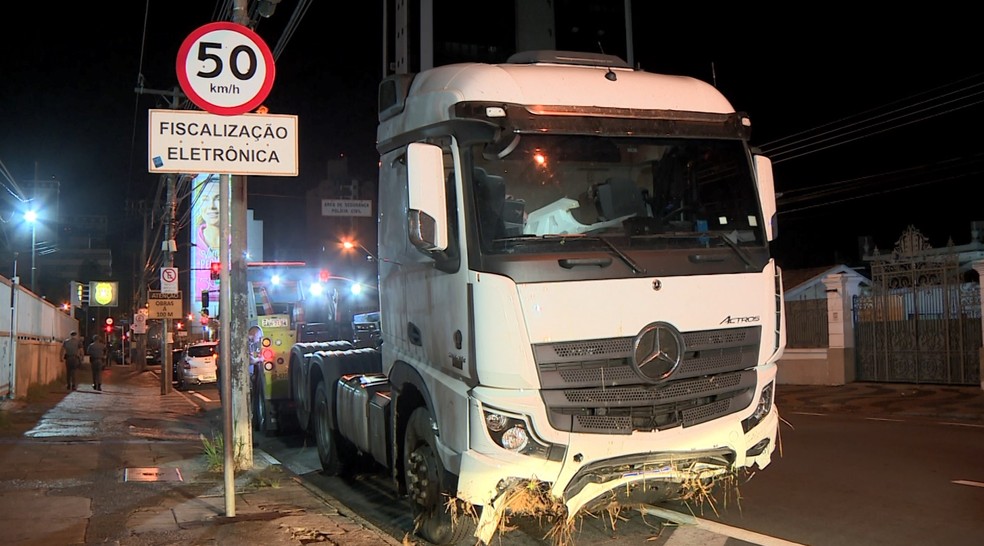 Suspeitos roubaram caminhão-tanque e fizeram motorista refém em Campinas — Foto: Reprodução/EPTV