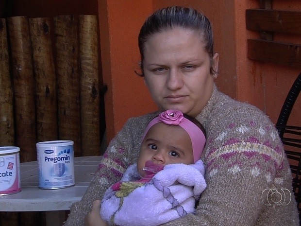 Pais denunciam falta de leite especial para crianças com alergia em Aparecida de Goiânia, Goías (Foto: Reprodução/TV Anhanguera)
