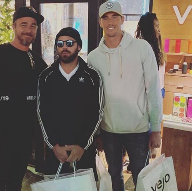 Zac Efron em confraternização com amigos (Foto: Reprodução/Instagram)