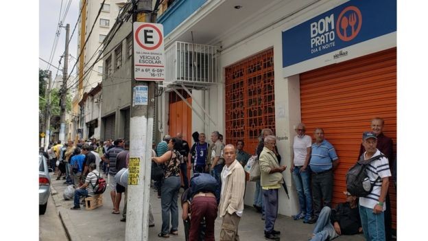 BBC: Na porta, fila se forma antes mesmo da abertura, às 10h30 (Foto: BBC NEWS BRASIL)