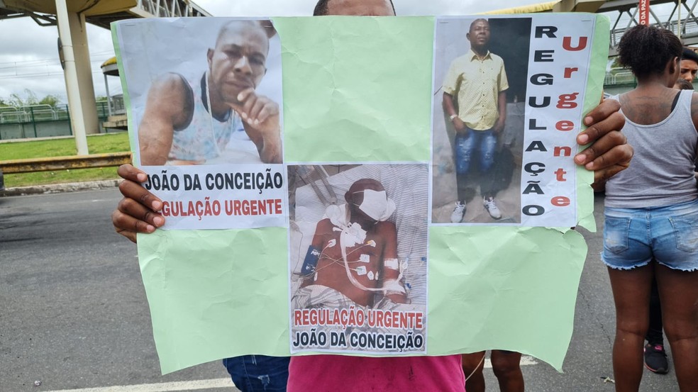 Moradores do Bairro da Paz fazem protesto na Paralela com pedidos de regulação médica para morador — Foto: Rildo Araújo/TV Bahia