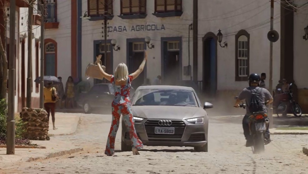 Marilda (Letícia Spiller) se desespera e se joga na frente do carro de Valentina (Lilia Cabral) em 'O Sétimo Guardião' — Foto: TV Globo