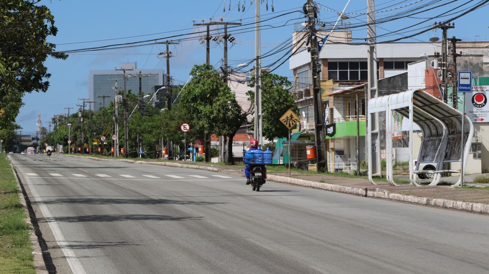 SÃO LUÍS (MA) - Motocicleta trafega na Avenida Daniel de la Touche no primeiro dia do 'lockdown'. — Foto: Rafaelle Fróes/G1 MA
