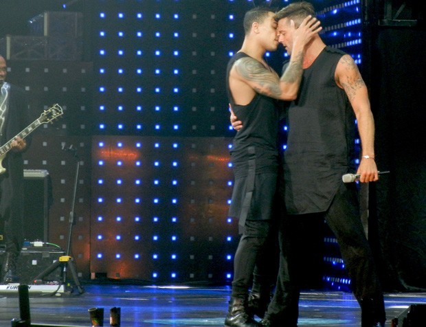 Ricky Martin dá chega mais em dançarino durante show (Foto: Grosby Group)