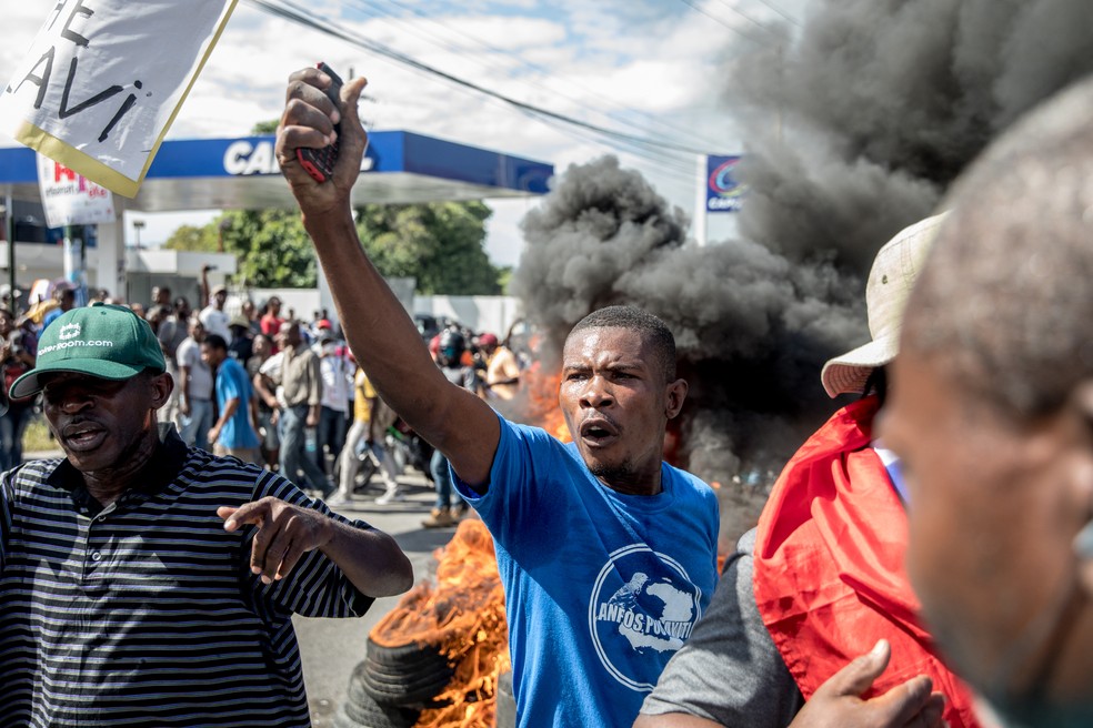 Manifestantes protestam em Porto Príncipe nesta quinta (10) contra onda de sequestros no Haiti — Foto: Valerie Baeriswyl/AFP