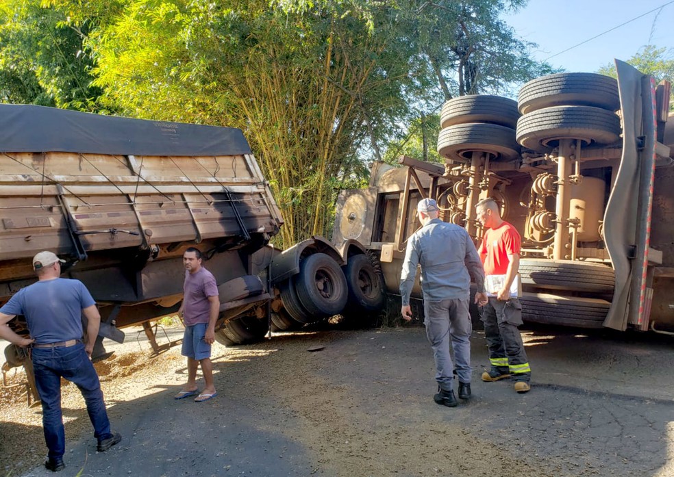Motorista da carreta carregada de laranja que tombou na pista não se feriu no acidente — Foto: João Trentini/Divulgação