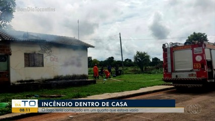 Em Gurupi, incêndio deixa casa destruída; fogo teria começado em quarto vazio