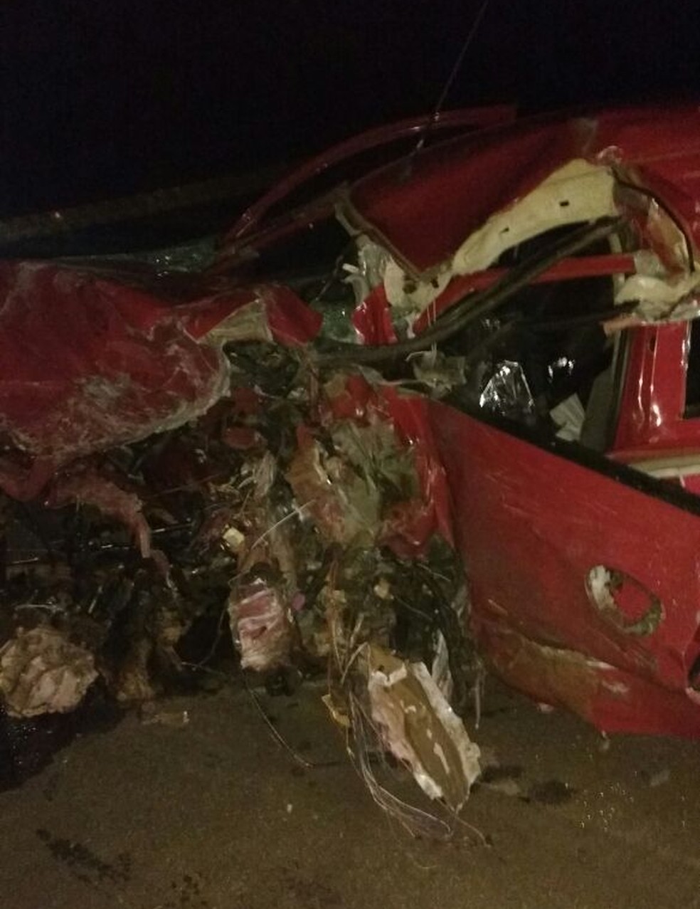 Carros ficaram destruídos após a colisão em Itápolis  (Foto: Corpo de Bombeiros / Divulgação )