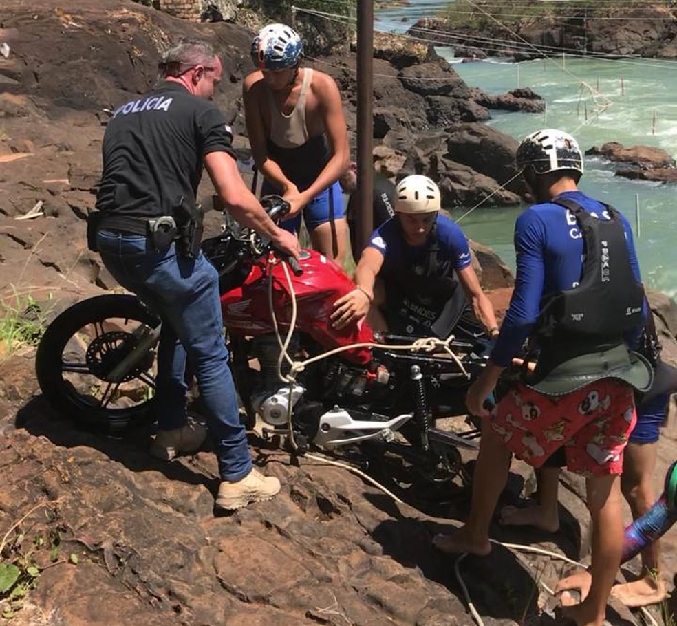 Motocicleta furtada foi retirada do rio Paranapanema em Piraju (SP) — Foto: Polícia Civil/Divulgação