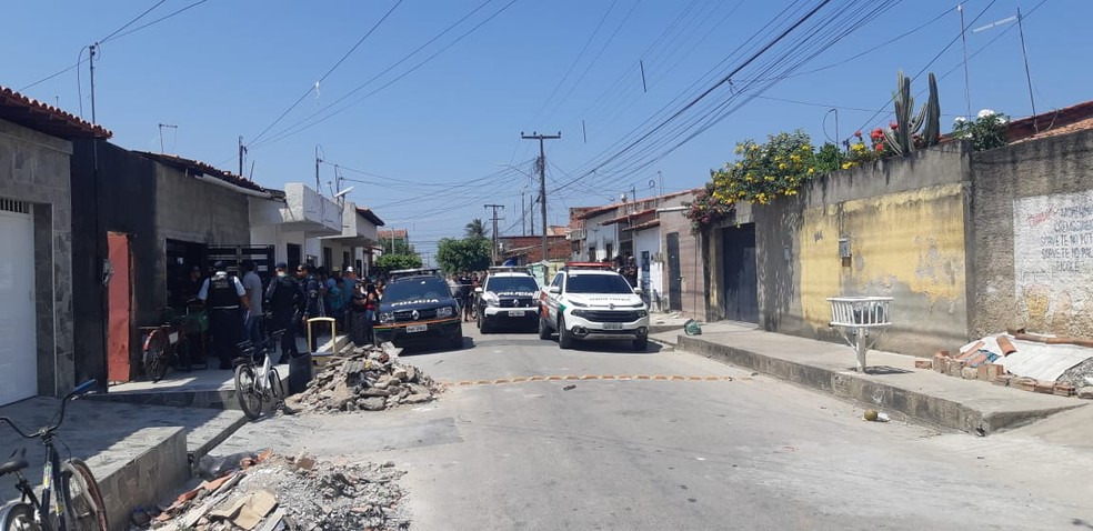 Jovem Ã© morto a tiros na frente da filha na Grande Fortaleza â€” Foto: LeÃ¡bem Monteiro/ Sistema Verdes Mares