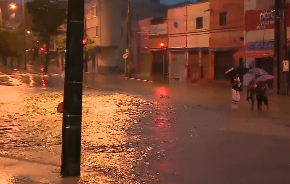 Pedestres encontraram dificuldade de transitar pela Avenida Guaxemduba em SÃ£o LuÃ­s â Foto: ReproduÃ§Ã£o/TV Mirante