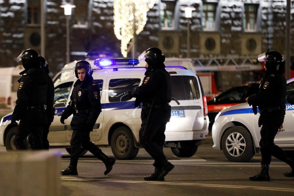 Policiais vasculham região em Moscou, na Rússia, onde houve tiroteio nesta quinta-feira (19) — Foto: Shamil Zhumatov/Reuters