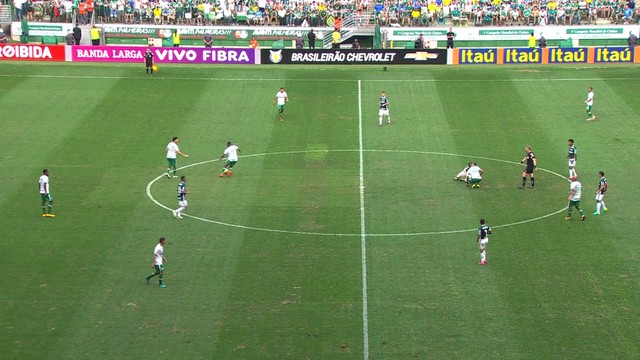 <p>
 Moisés faz mais um grande lançamento para Gabriel Jesus, que toca na saída de Danilo. O goleiro da Chape faz grande defesa e evita o segundo gol do Palmeiras.</p>
