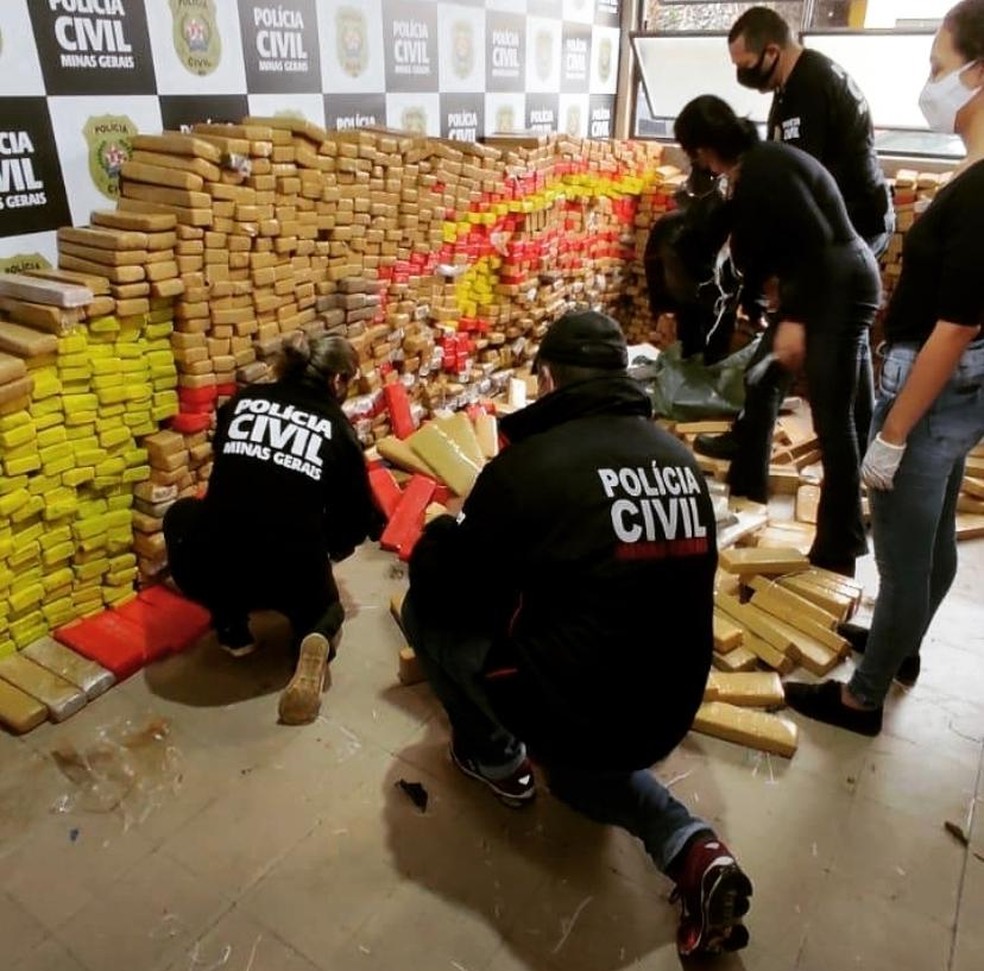 Polícia contabilizam as mais de 3,5 toneladas de drogas apreendidas em Juiz de Fora — Foto: Polícia Civil/Divulgação