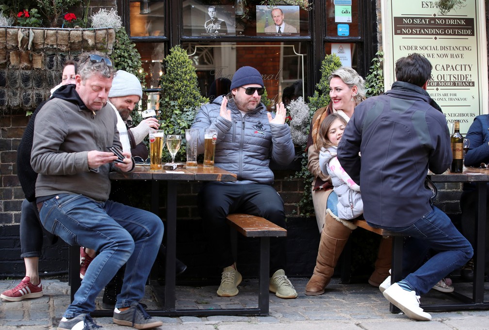 Clientes de pub em Londres em 12 de abril de 2021 — Foto: Peter Cziborra/Reuters