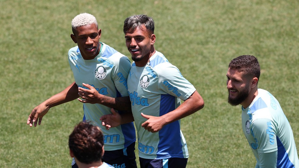 Danilo e Gabriel Menino durante treino do Palmeiras &mdash; Foto: Cesar Greco / Palmeiras