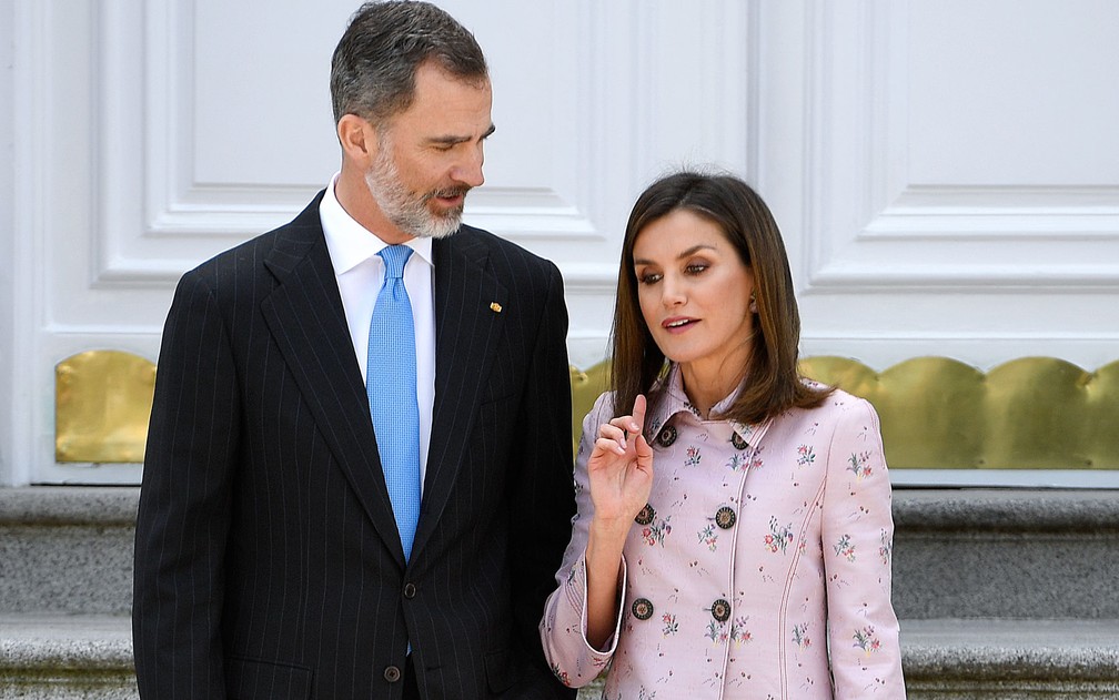 O rei Felipe VI da Espanha e a rainha Letizia no PalÃ¡cio Zarzuela, em Madri, em 25 de abril  (Foto: Pierre-Philippe Marcou/AFP)