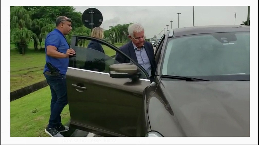 O ex-ministro Moreira Franco ao ser preso â€” Foto: ReproduÃ§Ã£o/TV Globo