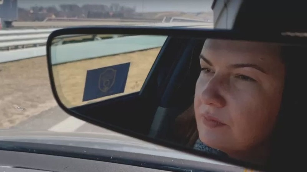 Elżbieta Jarmulska dirige até a fronteira e oferece trânsito seguro para refugiadas ucranianas — Foto: BBC
