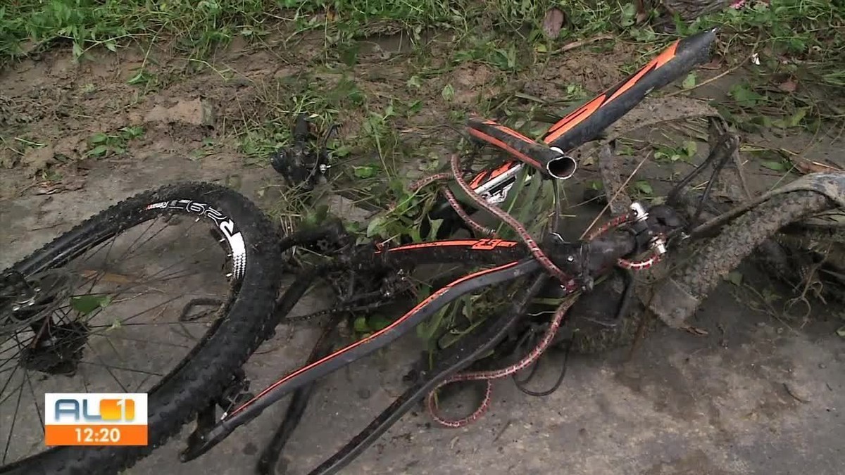 Ciclista Morre Após Ser Atropelado Por Carro Que Capotou Em Satuba Al Alagoas G1