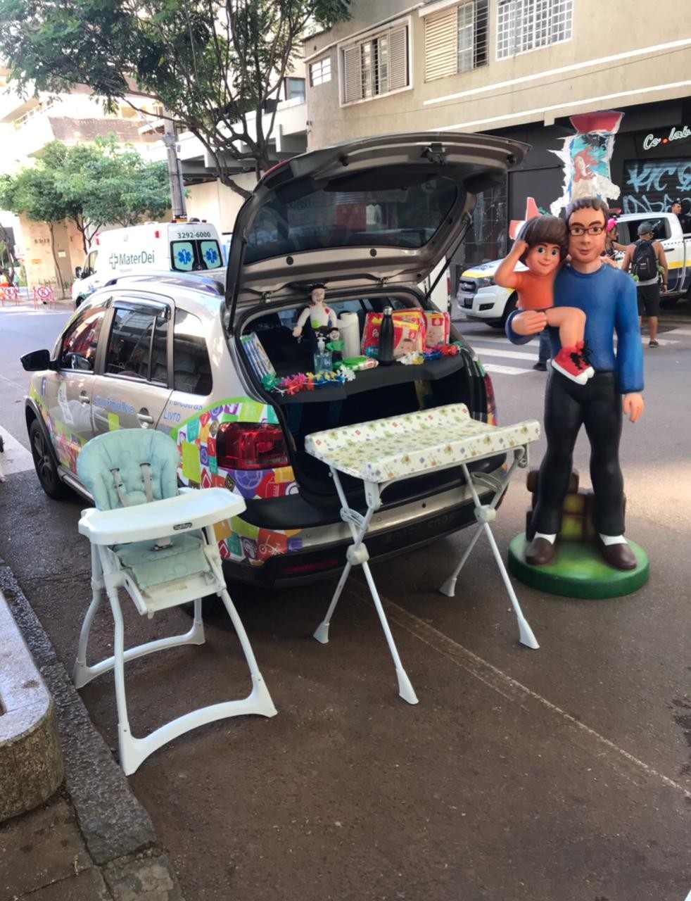 O carro de Bruno Santiago se transformou num espaço família para acolher pais e mães que precisam trocar ou alimentar seus bebês (Foto: Reprodução Instagram)