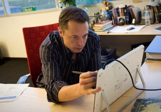 O CEO da Tesla Motors e da SpaceX, Elon Musk, no trabalho (Foto: Reprodução/LinkedIn)