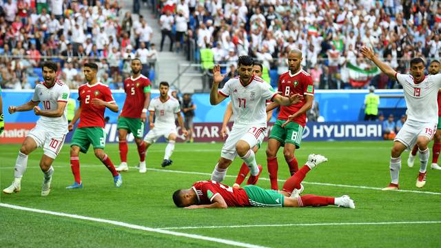 Aziz Bouhaddouz se lamenta muito apÃ³s gol contra que determinou derrota para o IrÃ£