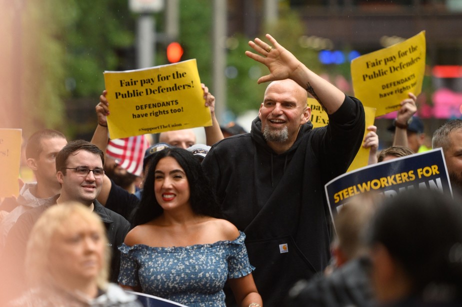 John Fetterman e sua esposa, Gisele, participam de desfile do Dia do Trabalho em Pittsburgh, Pensilvânia
