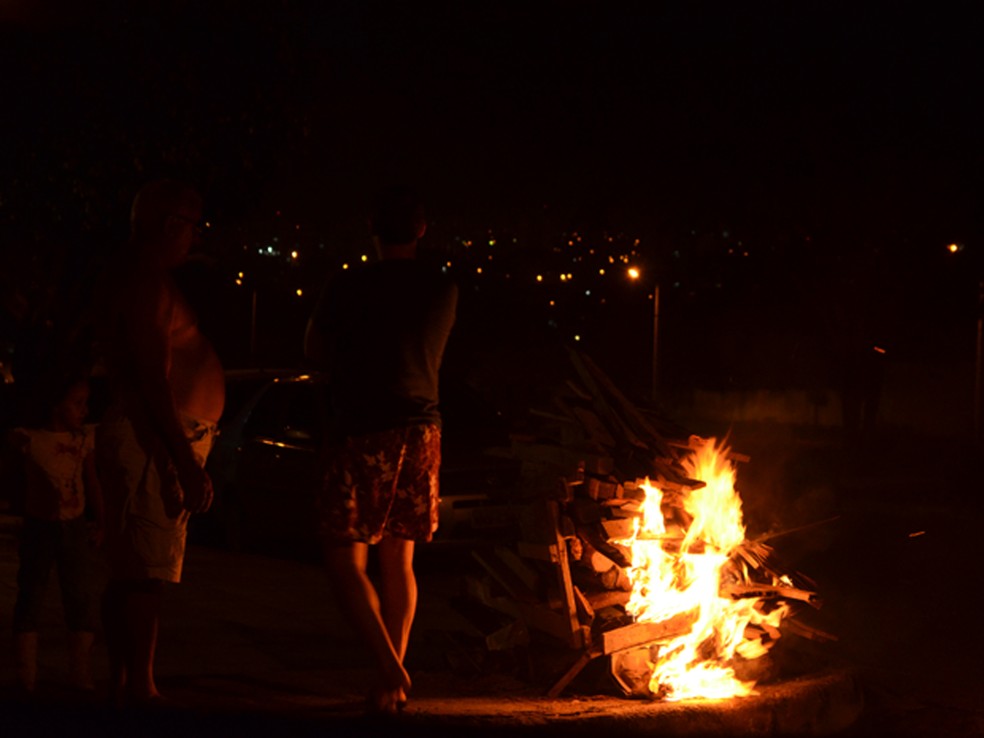 Fogueiras fazem parte da tradição do São João no Nordeste — Foto: Krys Carneiro/G1/Arquivo