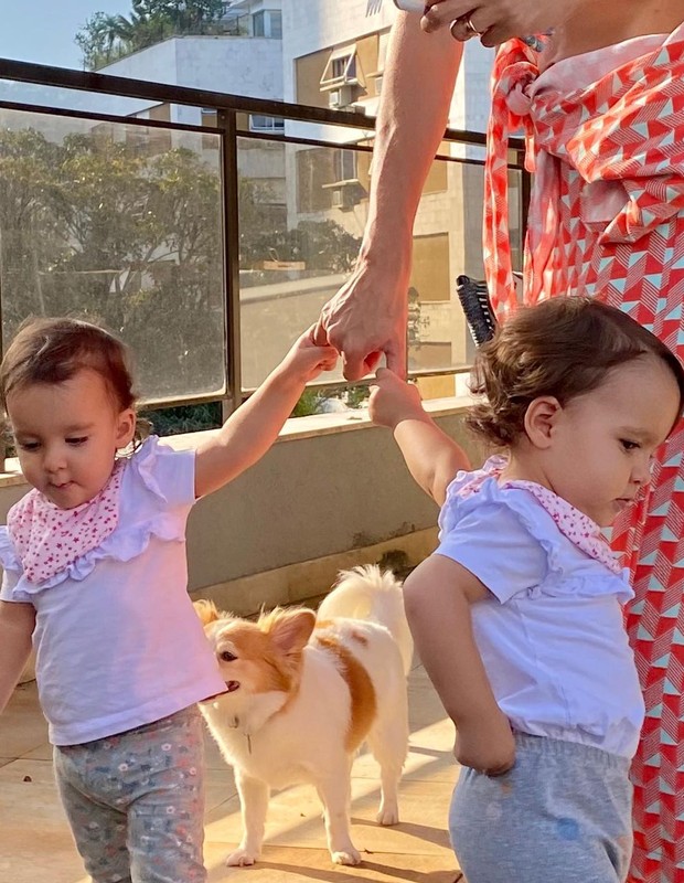 Marcella Fogaça com as gêmeas Sophia e Pietra (Foto: Reprodução/Instagram )