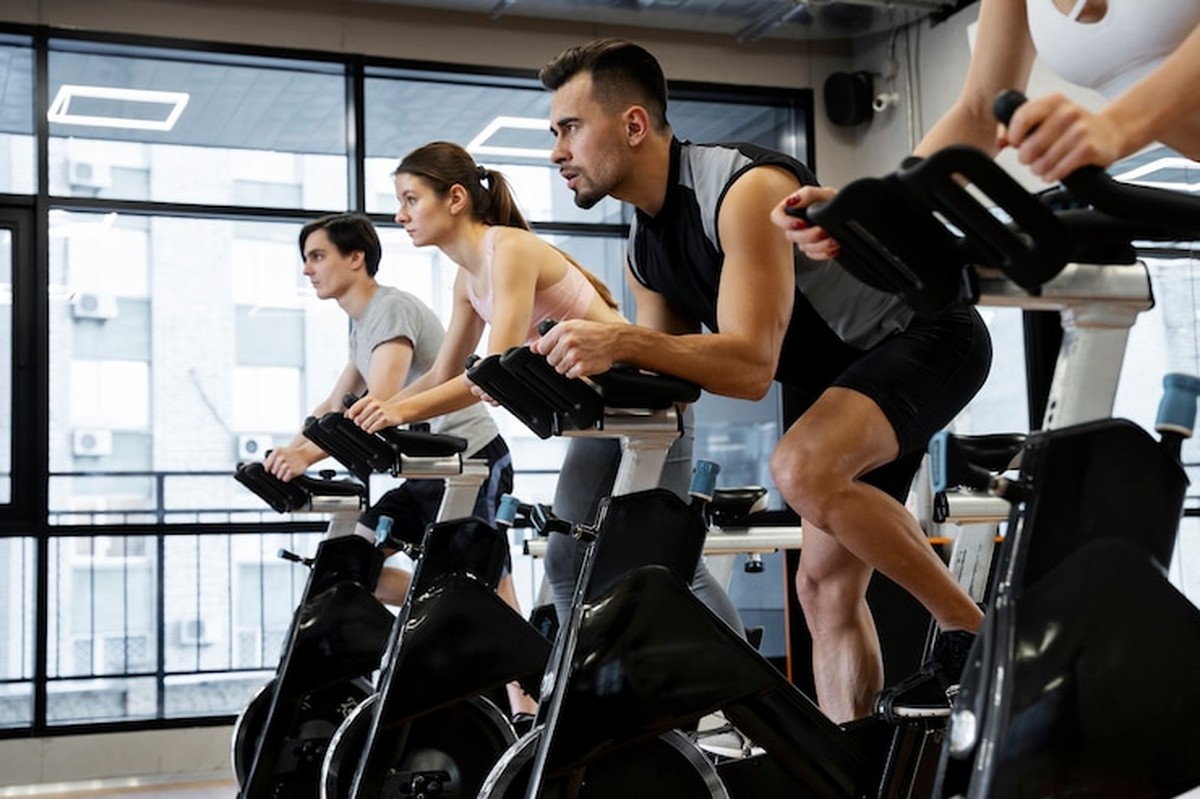 Spinning os benefícios físicos e mentais do exercício que não sai de moda nas academias