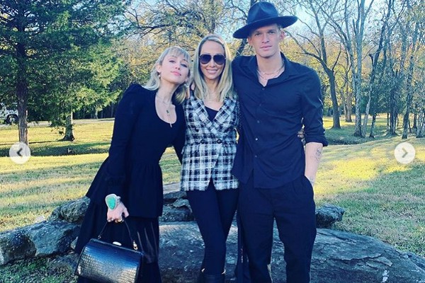 Miley Cyrus com sua mãe Tish e seu namorado Cody Simpson (Foto: Instagram)