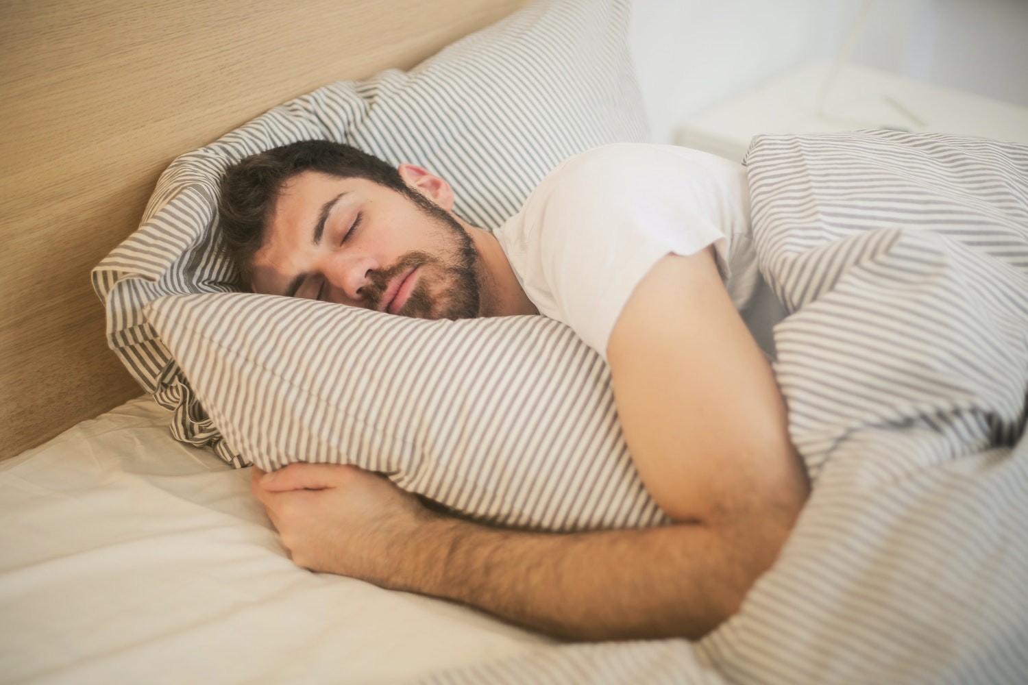 Uma noite bem dormida pode trazer mais disposição e bom-humor para o dia seguinte (Foto: Pexels /  Andrea Piacquadio / CreativeCommons)