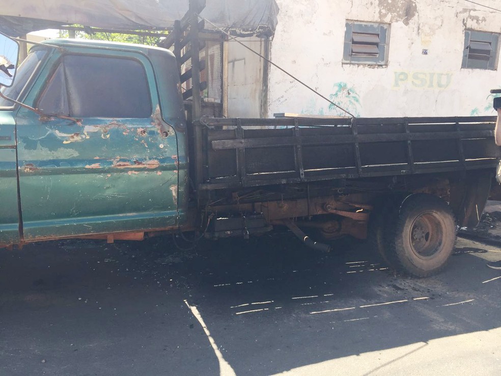 Caminhão foi incendiado em Santo Anastácio (Foto: Kawanny Barros/TV Fronteira)