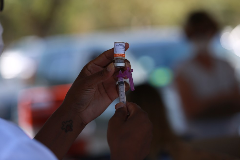 Vacina contra a Covid-19 é aplicada em idosos de Campinas, no interior de São Paulo, nesta sexta-feira (12), com a vacina Coronavac. — Foto: Leandro Ferreira/Fotoarena/Estadão Conteúdo