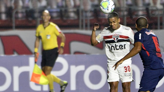 Brenner, do São Paulo, cabeceia a gol no jogo contra o Bragantino