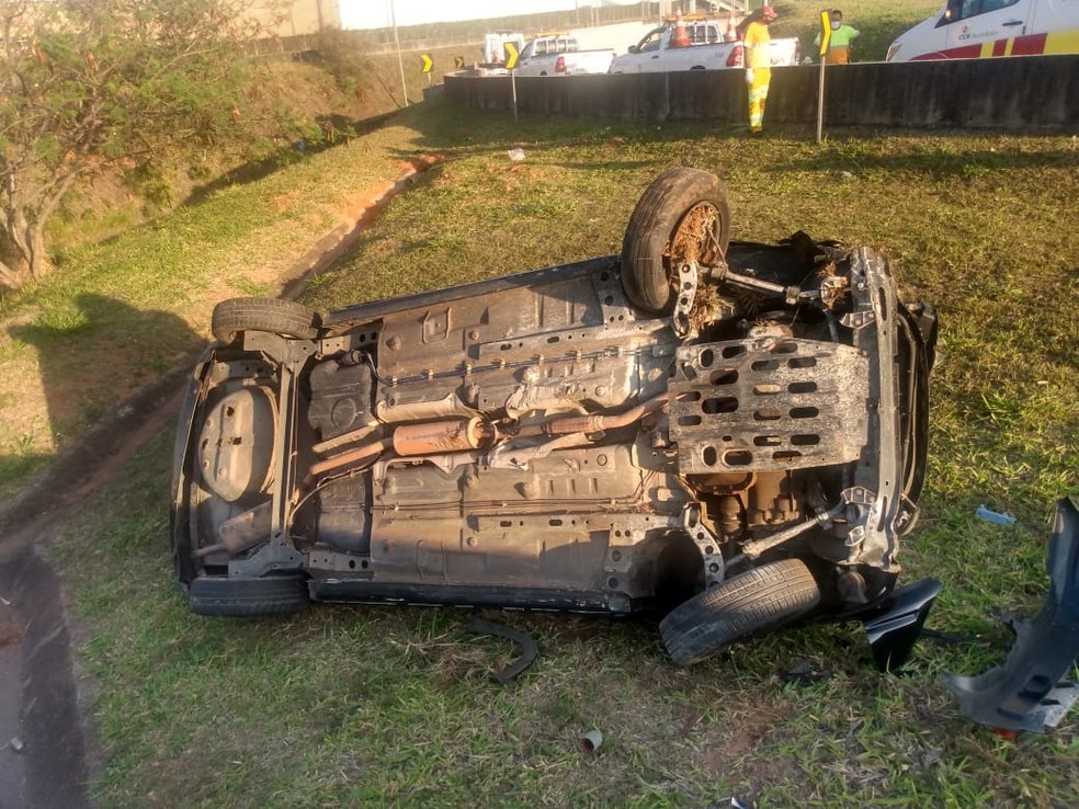 Quatro jovens ficam feridos após carro capotar na Rodovia Anhanguera, em Jundiaí (SP) — Foto: Arquivo pessoal 