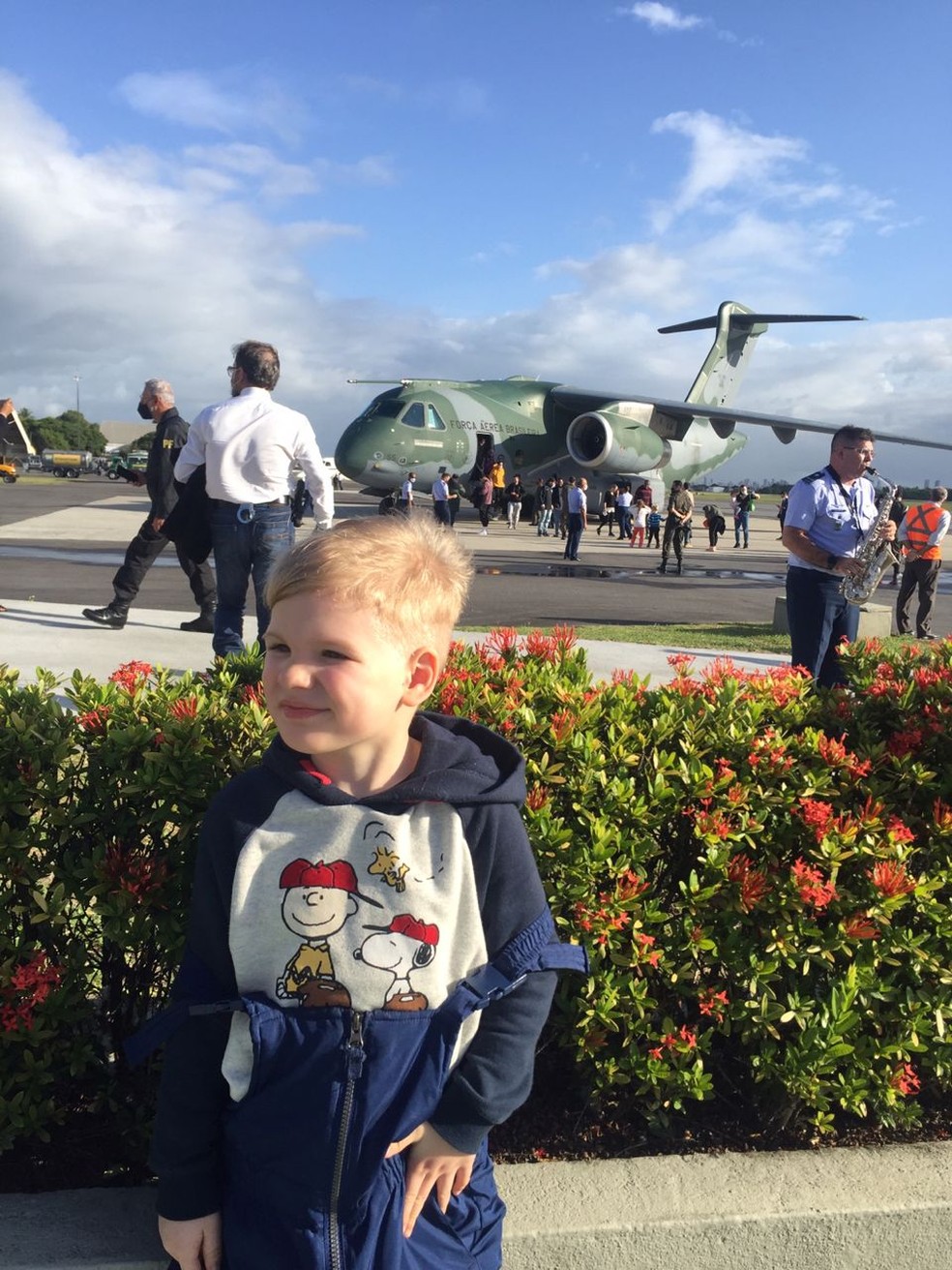 Brasileiro filho de pais ucranianos em frente a avião da FAB, após chegada ao Brasil — Foto: Volodymyr Borodin/Arquivo pessoal