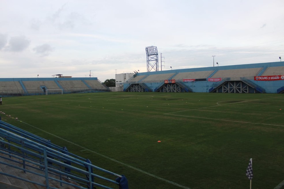 Estádio da Colina não tem iluminação adequada — Foto: Rômulo Almeida