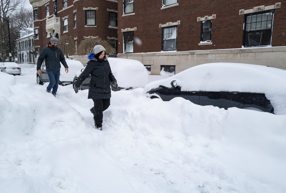 Moradores de Buffalo tentam caminhar pelas ruas cobertas de neve — Foto: Craig Ruttle/AP