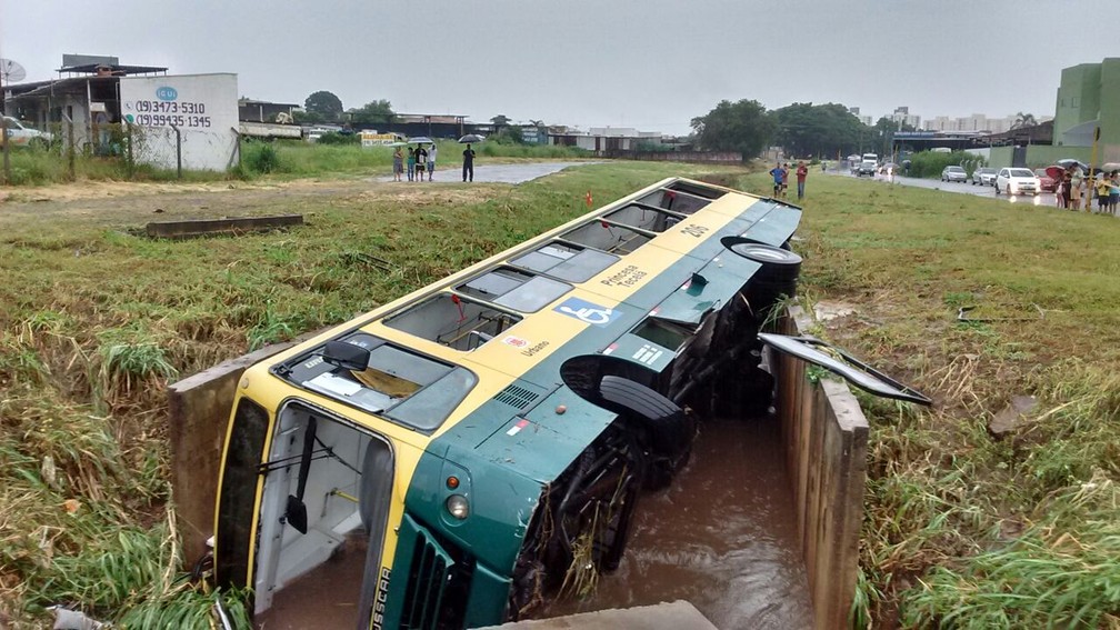 Ônibus caiu em córrego de Americana (Foto: Guarda Municipal)