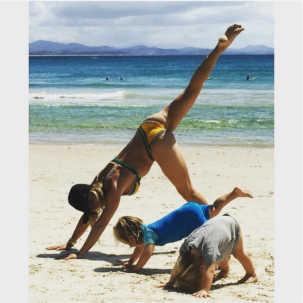 Esposa de Chris Hemsworth, a atriz Elsa Pataki faz exercícios na praia acompanhada dos filhos (Foto: Instagram)
