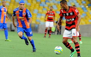 Paulinho é liberado do departamento médico do Fla, mas Elano preocupa