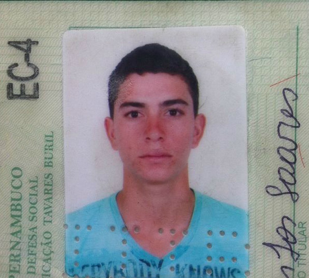 O corpo de Thiago dos Anjos Soares foi levado para o IML de Petrolina (Foto: Leciane Lima / TV Grande Rio)