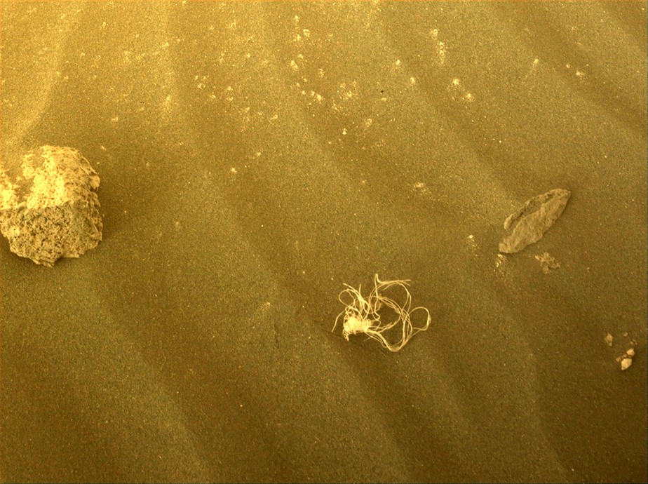 Imagem obtida da NASA e tirada em Marte pelo rover Perseverance em 12 de julho de 2022, mostra o que parece ser uma corda