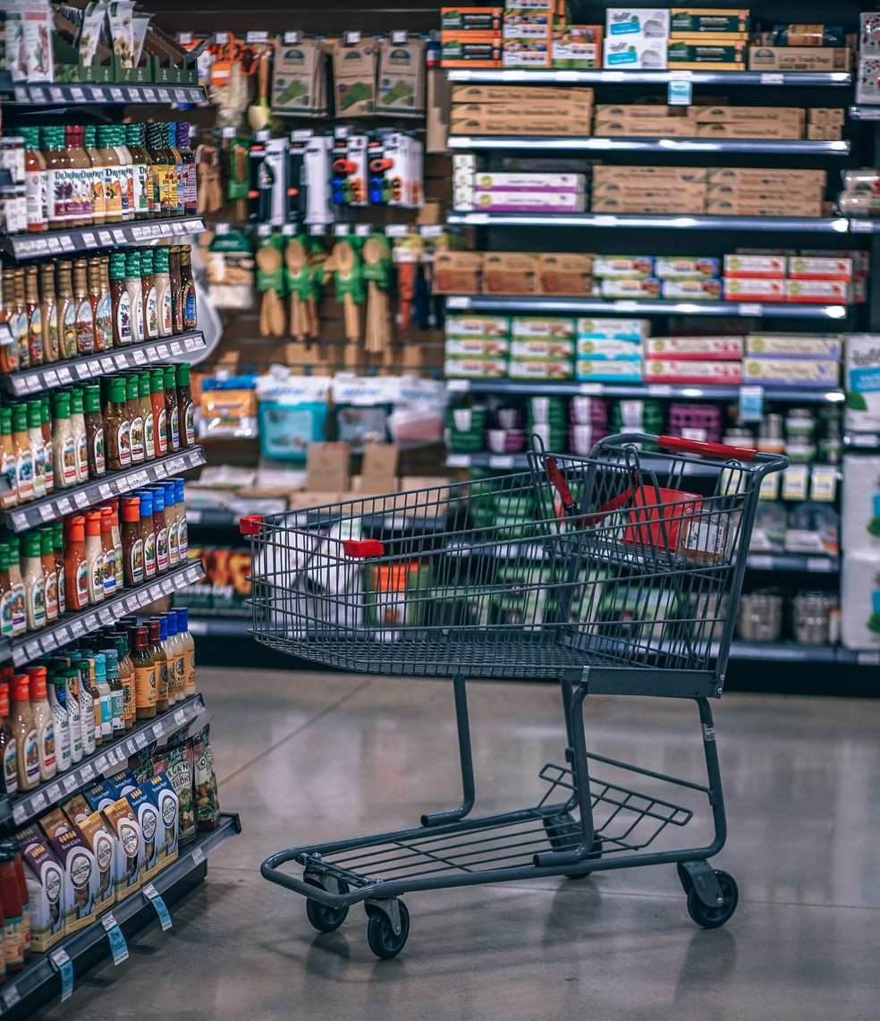 É preciso sempre checar a data de validade e forma de conservação dos produtos no mercado — Foto: Divulgação