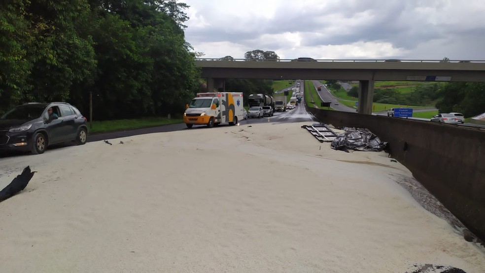 Caminhão carregado com pó de arroz se envolve em acidente em São Carlos — Foto: São Carlos Agora