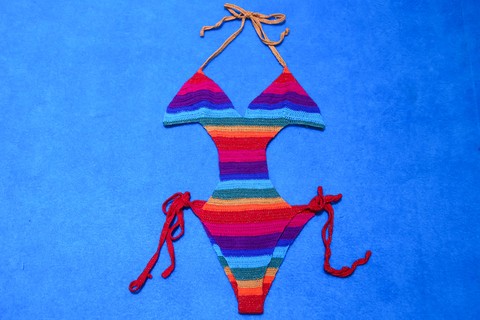 Outlet Marta Reis: aqui, uma das muitas peças em crochê da grife que levou seu beachwear fun e vibrante a preços imperdíveis para o Píer Mauá. Que tal? 